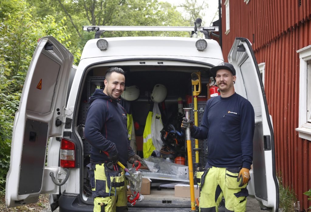 Två arbetare vid skåpbil