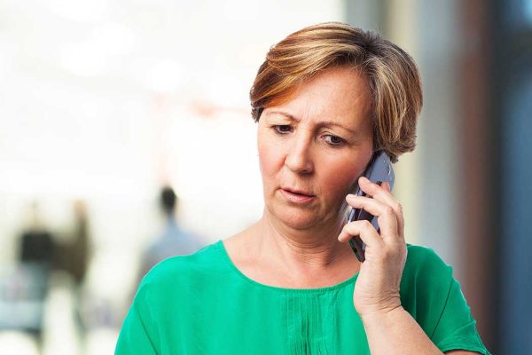 Kvinna med telefon