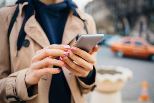Kvinna med mobiltelefon