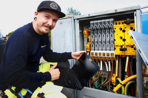 Montör vid kabelskåp