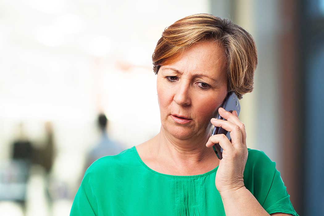 Kvinna med telefon
